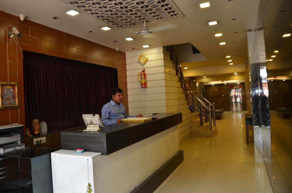 Hotel Milan Deluxe New Delhi Extérieur photo