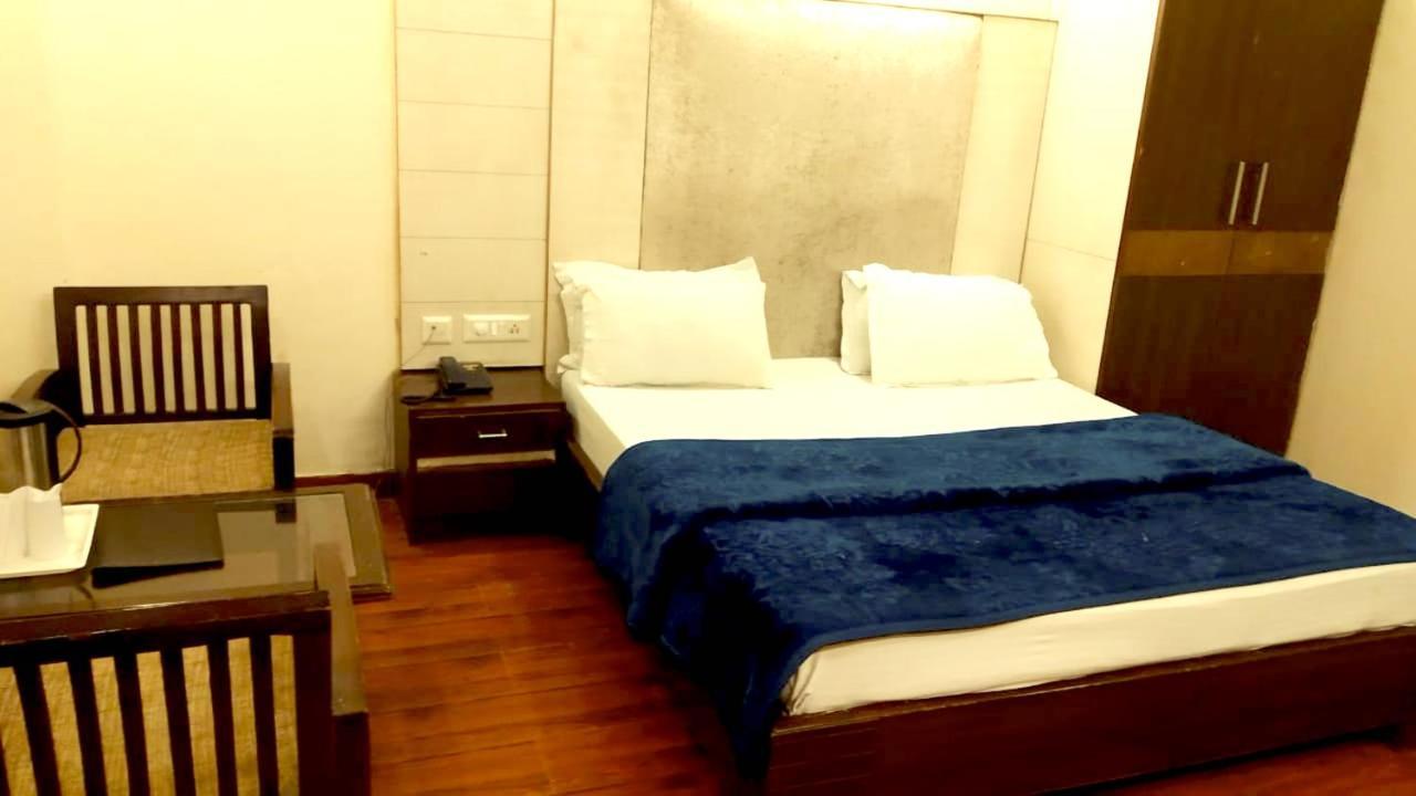 Hotel Milan Deluxe New Delhi Extérieur photo